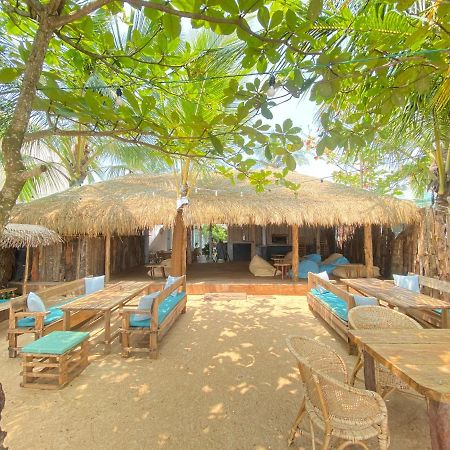 Sky Breeze Hotel Унаватуна Екстериор снимка